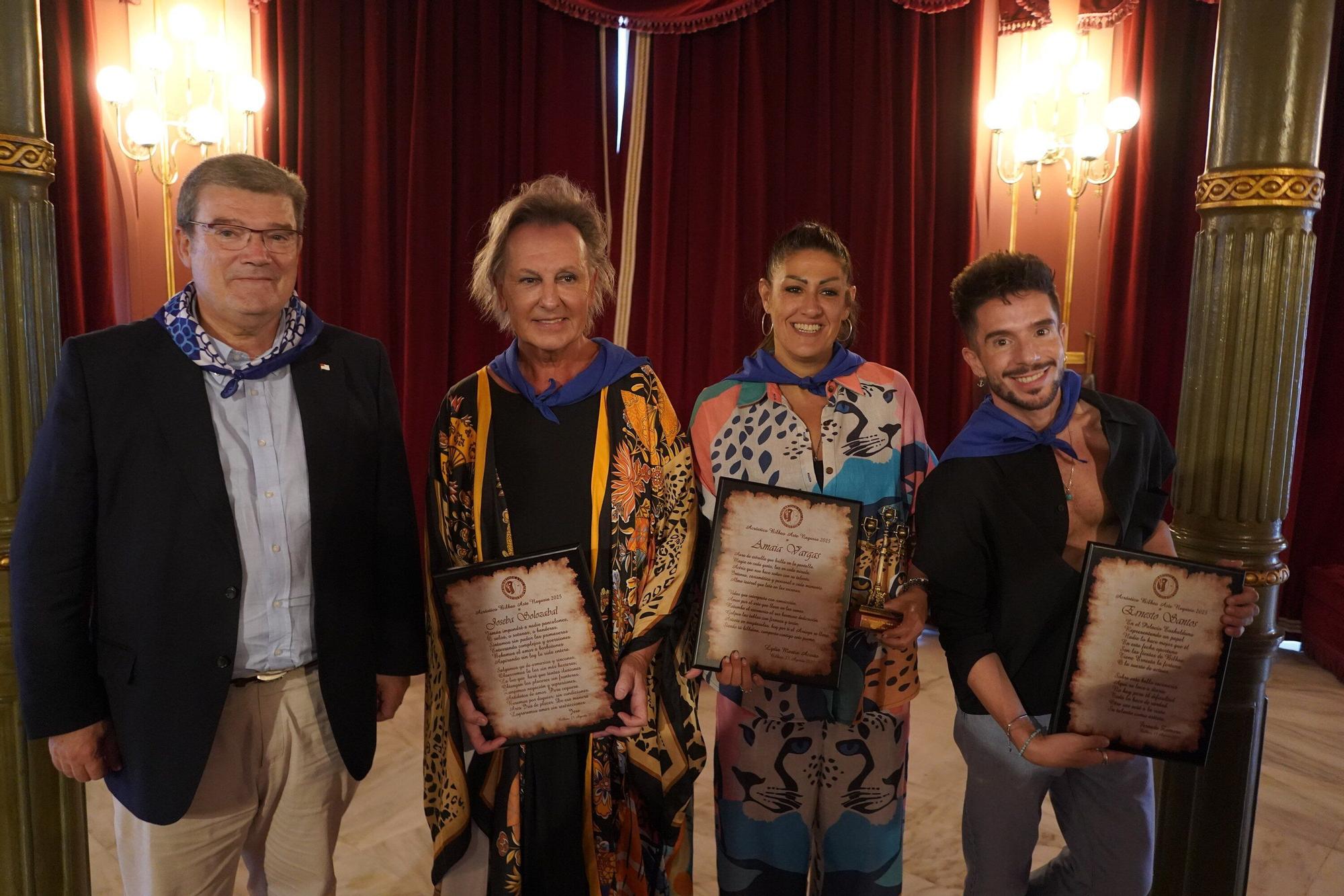 El alcalde de Bilbao, Juan Mari Aburto, quien consideró importante que se reconozca el talento local, con Joseba Solozabal, Amaia Vargas y Ernesto Santos, premiados en la 29 edición de los Acrósticos de Aste Nagusia. Foto: