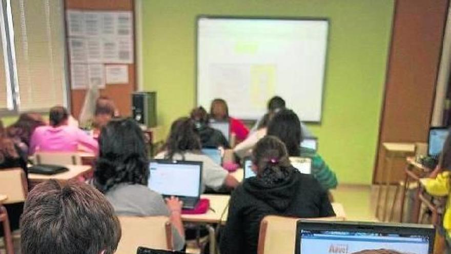 Un grupo de jóvenes navega por internet.