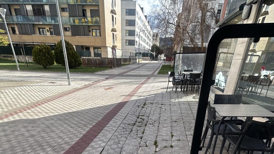 Una panadería de Sarriguren denuncia el mal estado del pavimento en su terraza
