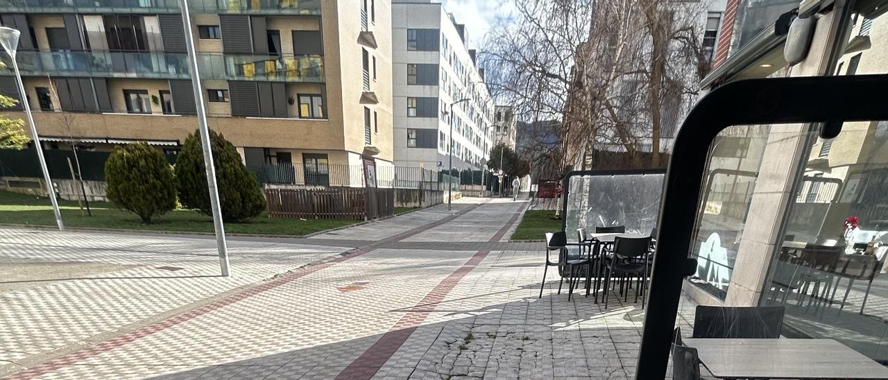 Una panadería de Sarriguren denuncia el mal estado del pavimento en su terraza