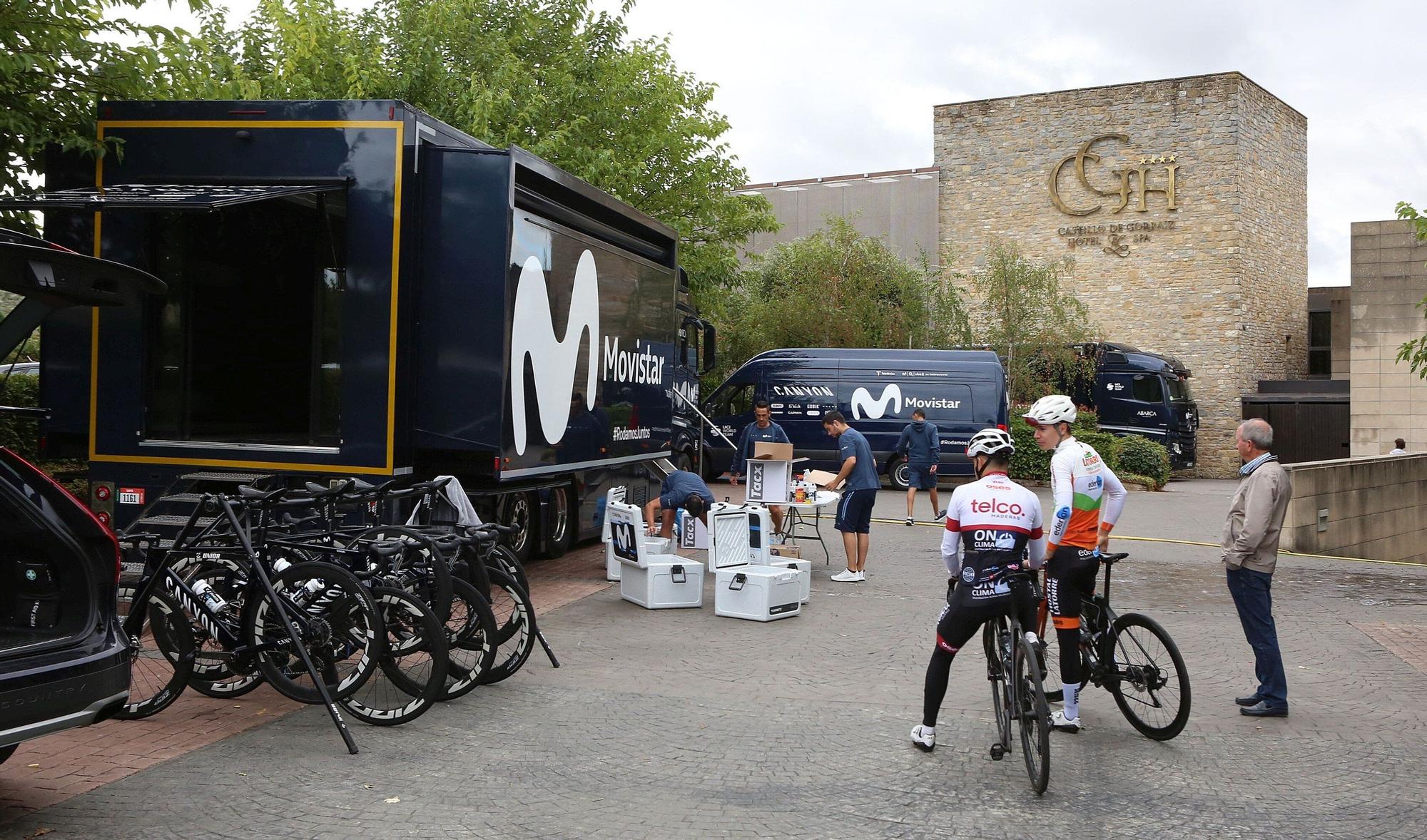 Movistar Team sale a rodar por la Comarca de Pamplona en la jornada de descanso de La Vuelta