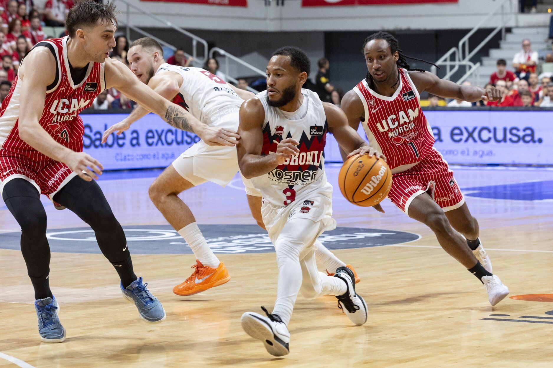 Nowell sube el balón en un ataque del Baskonia