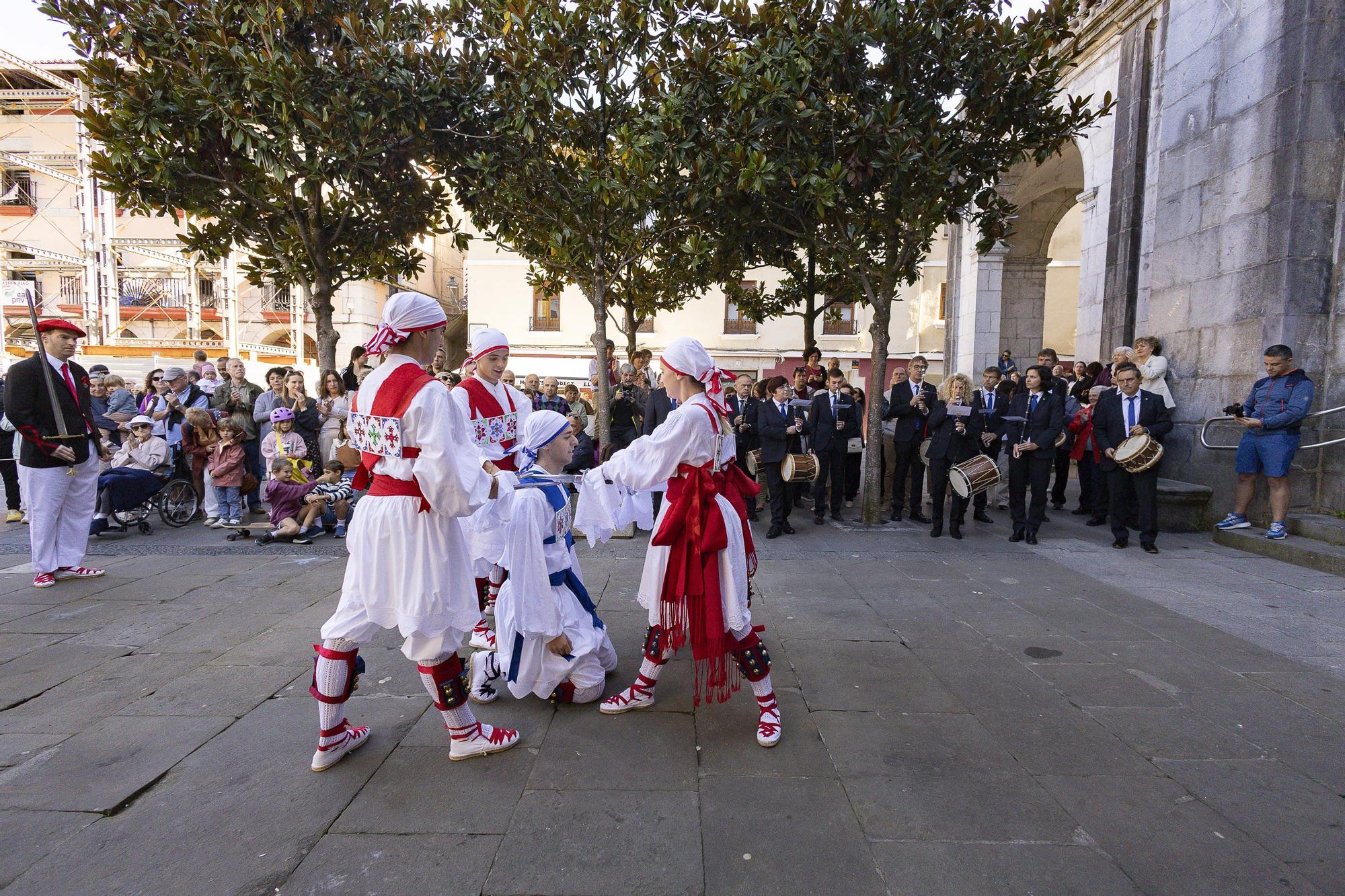 Elgoibar baila al ritmo de las espadas de la celebración de la Virgen del Rosario