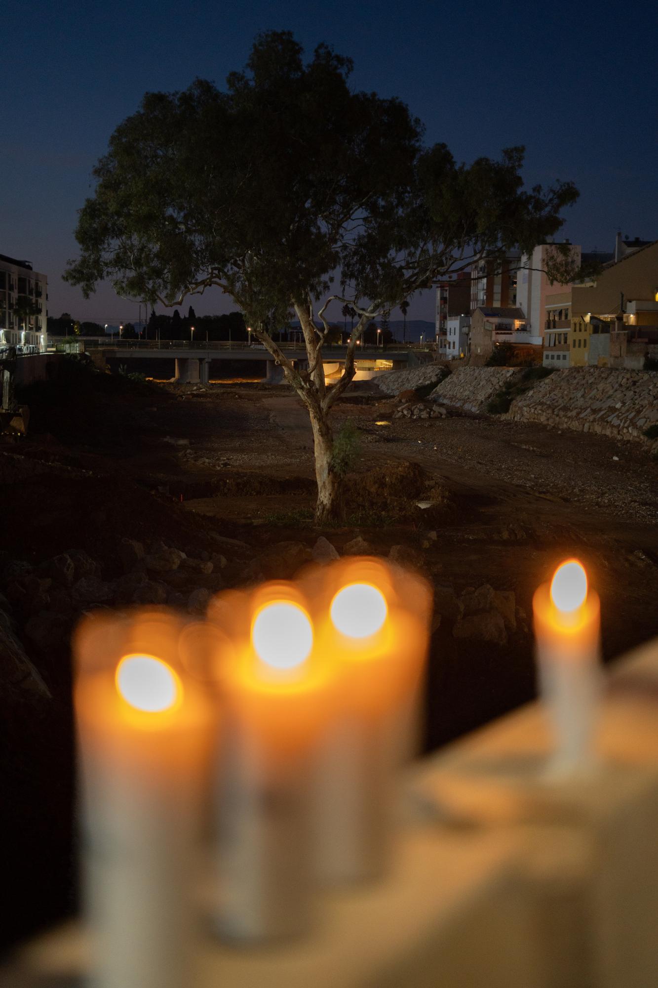 En imágenes: Decenas de velas en la rambla del Poyo homenajean a los fallecidos en la dana