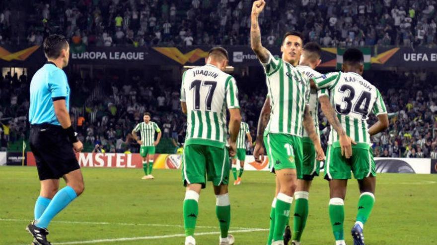 El Betis cumple y suma su primer triunfo