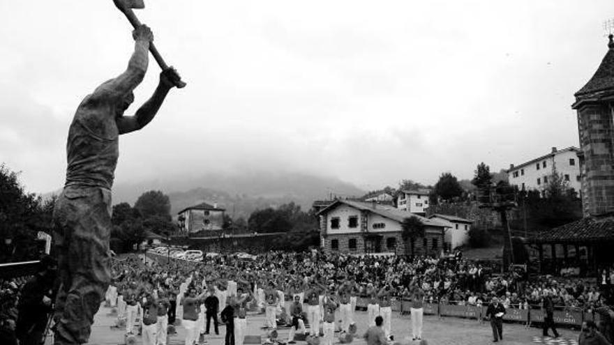 La mayor concentración de aizkolaris de la historia se dio en Sunbilla, en memoria de Ramón Latasa.