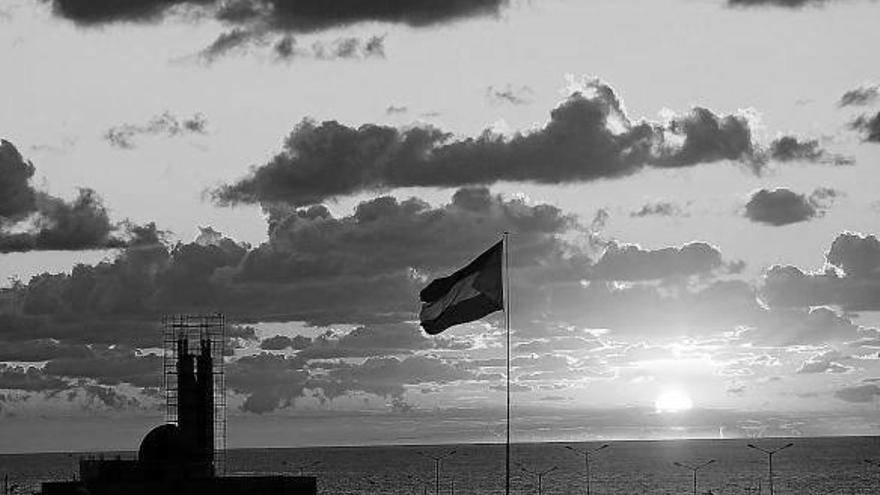 Una bandera palestina ondea durante el atardecer en la Franja de Gaza.