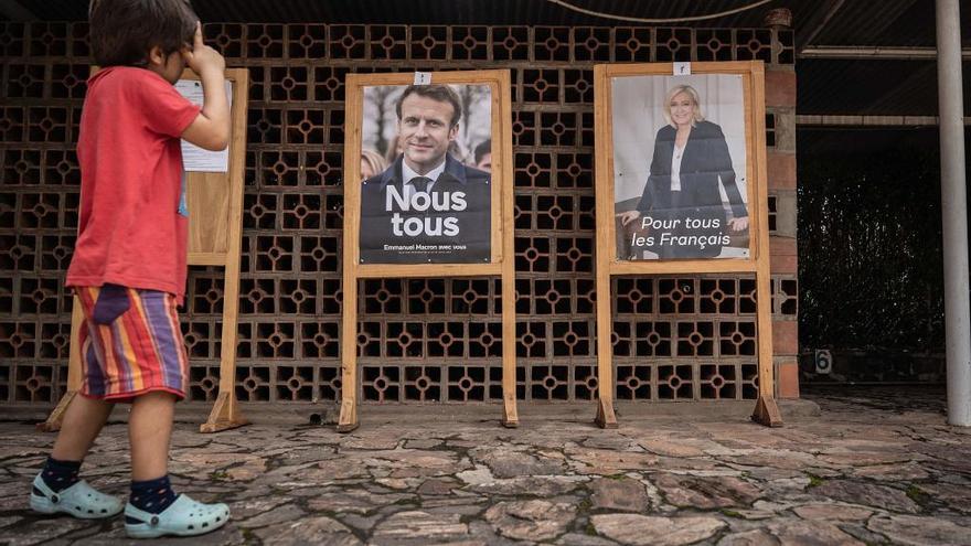 Un niño pasea ante los carteles electorales en la embajada francesa en Kigali, Rwanda.