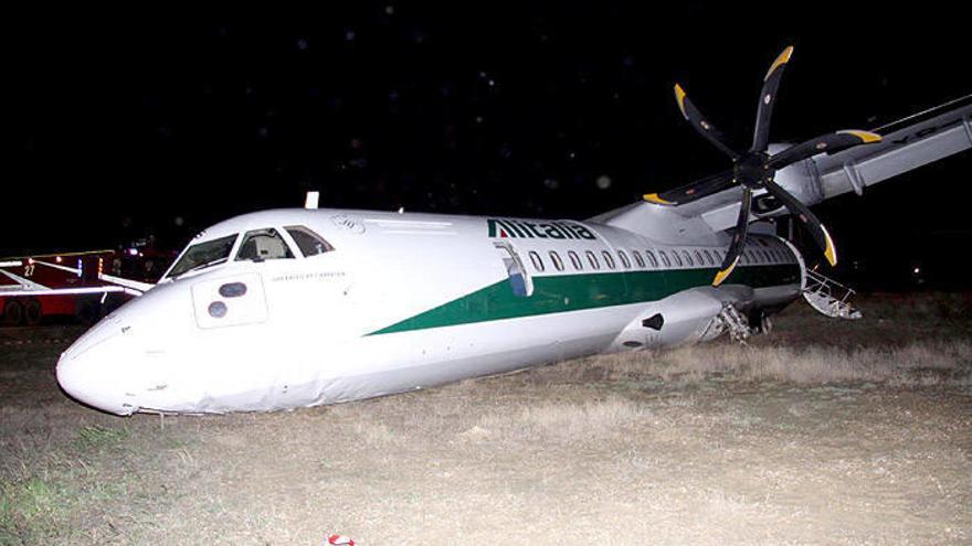 Estado en el que ha quedado el avión de Alitalia tras salirse de la pista cuando iba a emprender el vuelo.