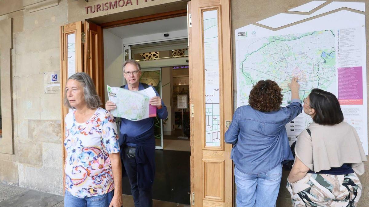 Varias personas en la Oficina de Turismo de Vitoria-Gasteiz el martes.