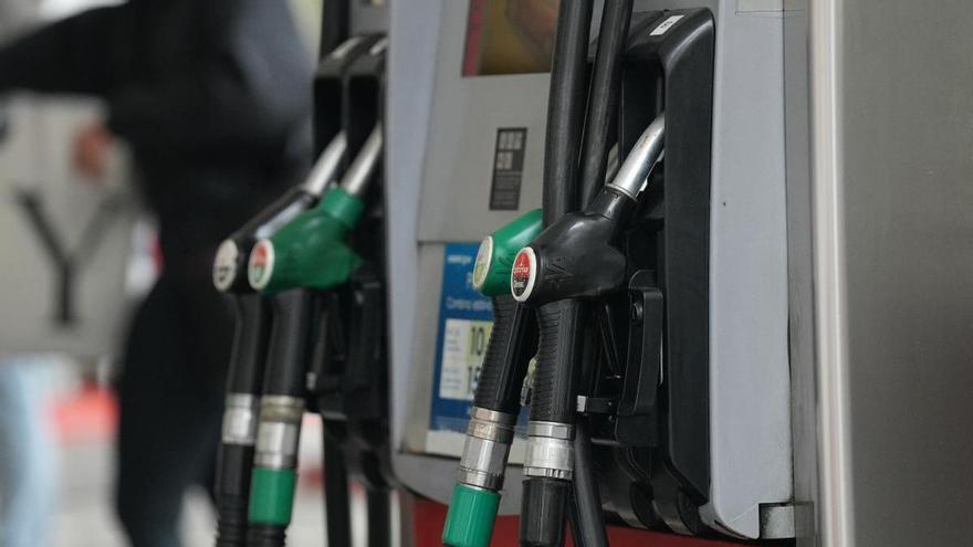 El petróleo se mantiene por debajo de los 100 dólares pese a la frágil tregua en Irán