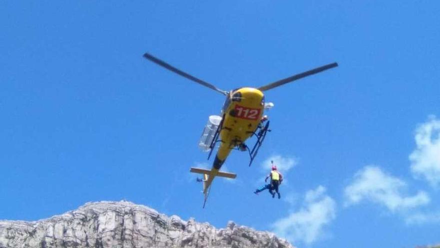 El helicóptero desplazado hasta el lugar del suceso.