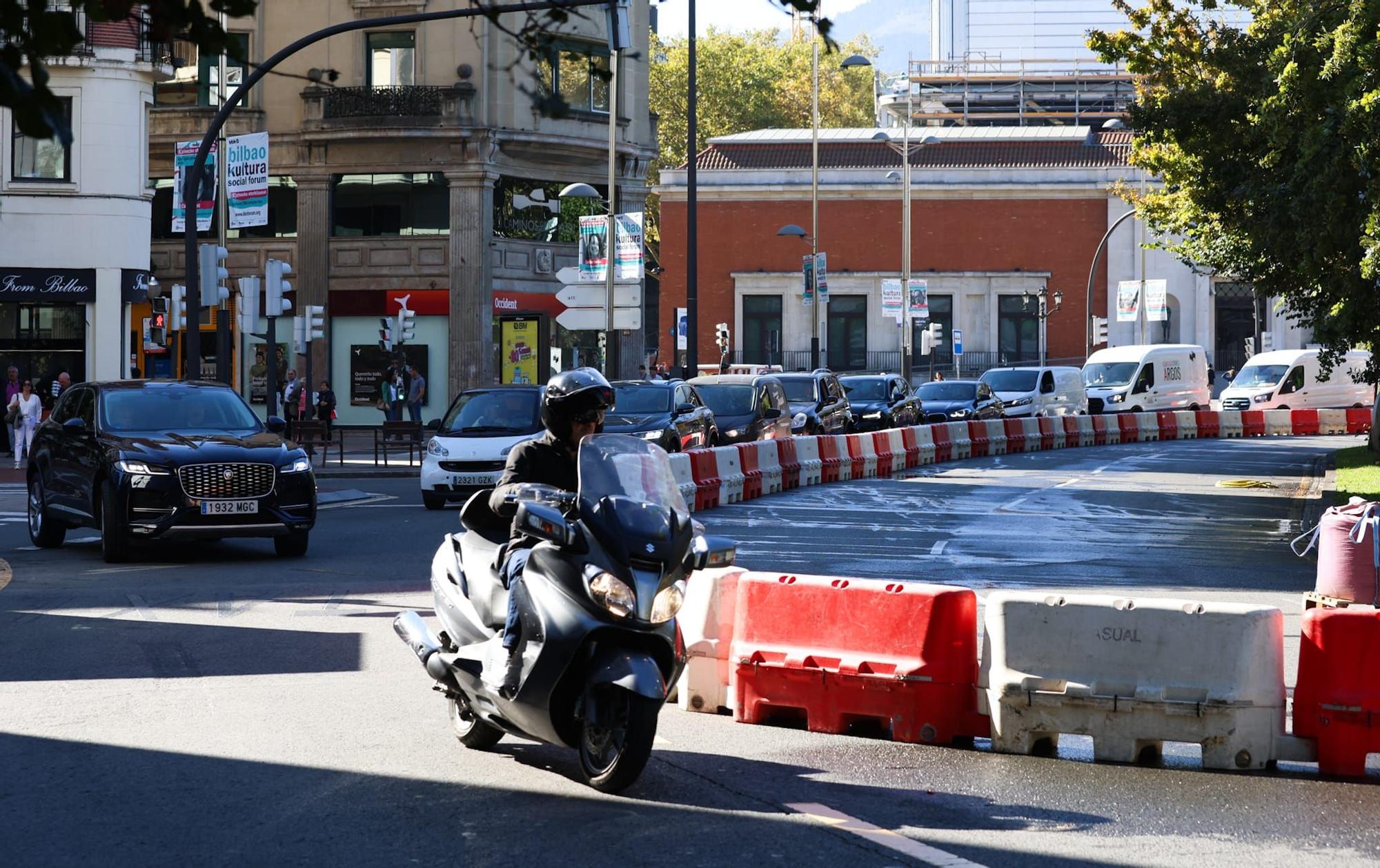 Primer día de cortes por obras en la Plaza Euskadi de Bilbao