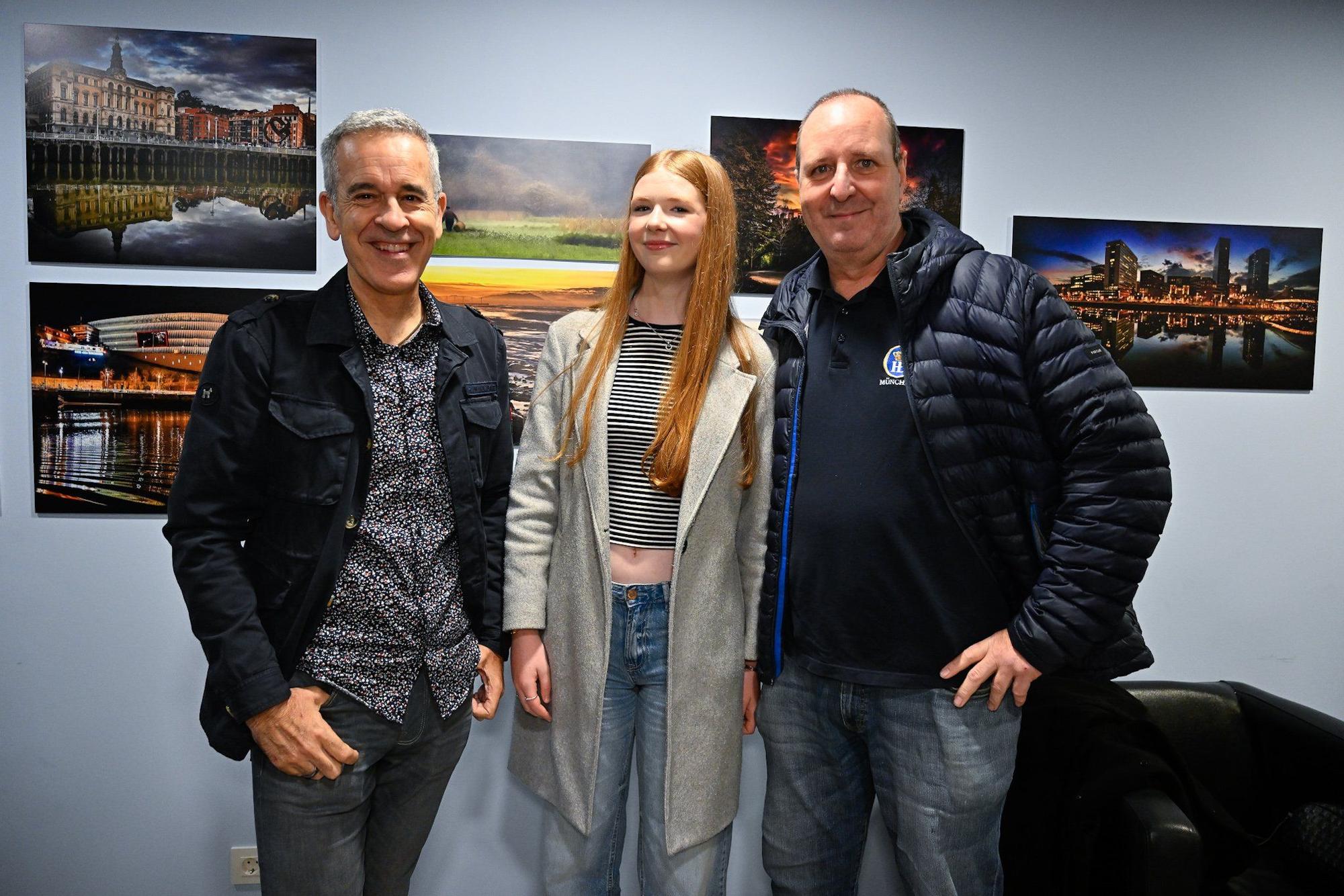 El gerente de BilbaoCentro, Jorge Aio; Naroa Thate y su padre, Alfredo Thate.