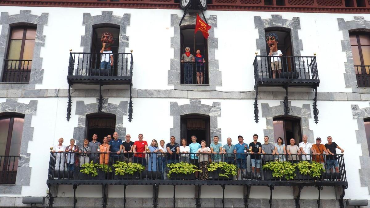 Los representantes de los diferentes colectivos que hacen posible las fiestas con su trabajo aprovecharon la fachada de la casa consistorial para sacarse la foto de grupo.