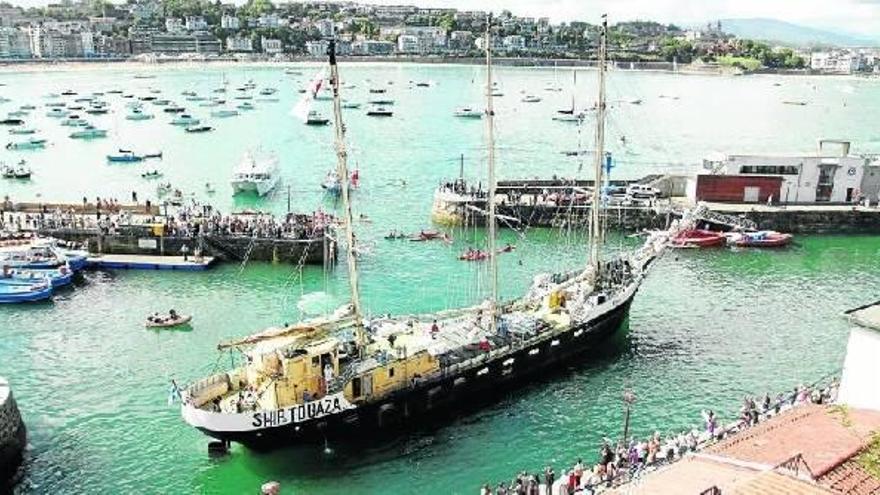 El velero &#039;Estele&#039; llega al puerto de Donostia en medio de una gran expectación