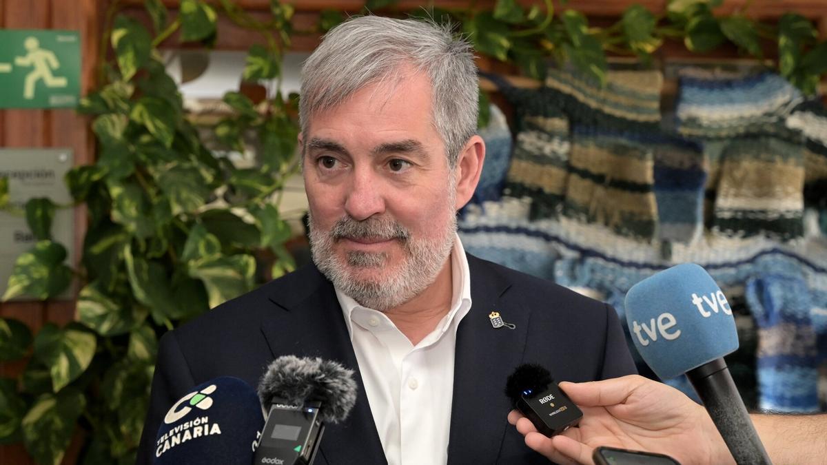 El presidente del Gobierno de Canarias, Fernando Clavijo Batlle, atiende a los medios de comunicación.