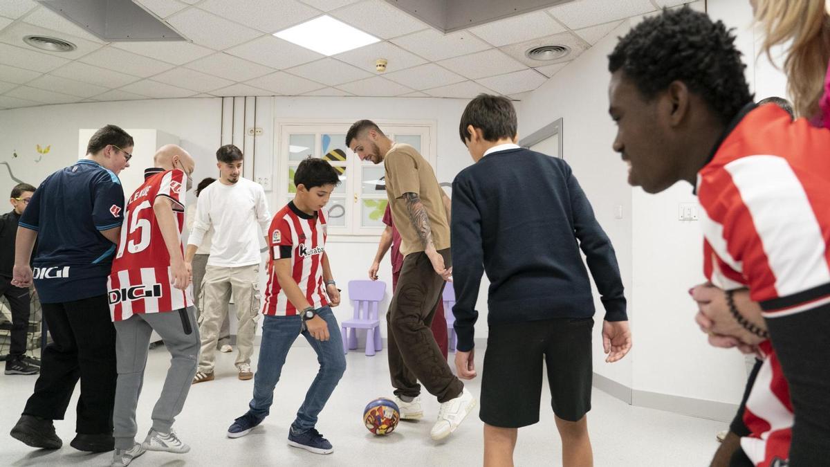 Oihan Sancet y Nico Serrano juegan con los niños y niñas hospitalizados en la planta de Pediatría del hospital de Cruces.