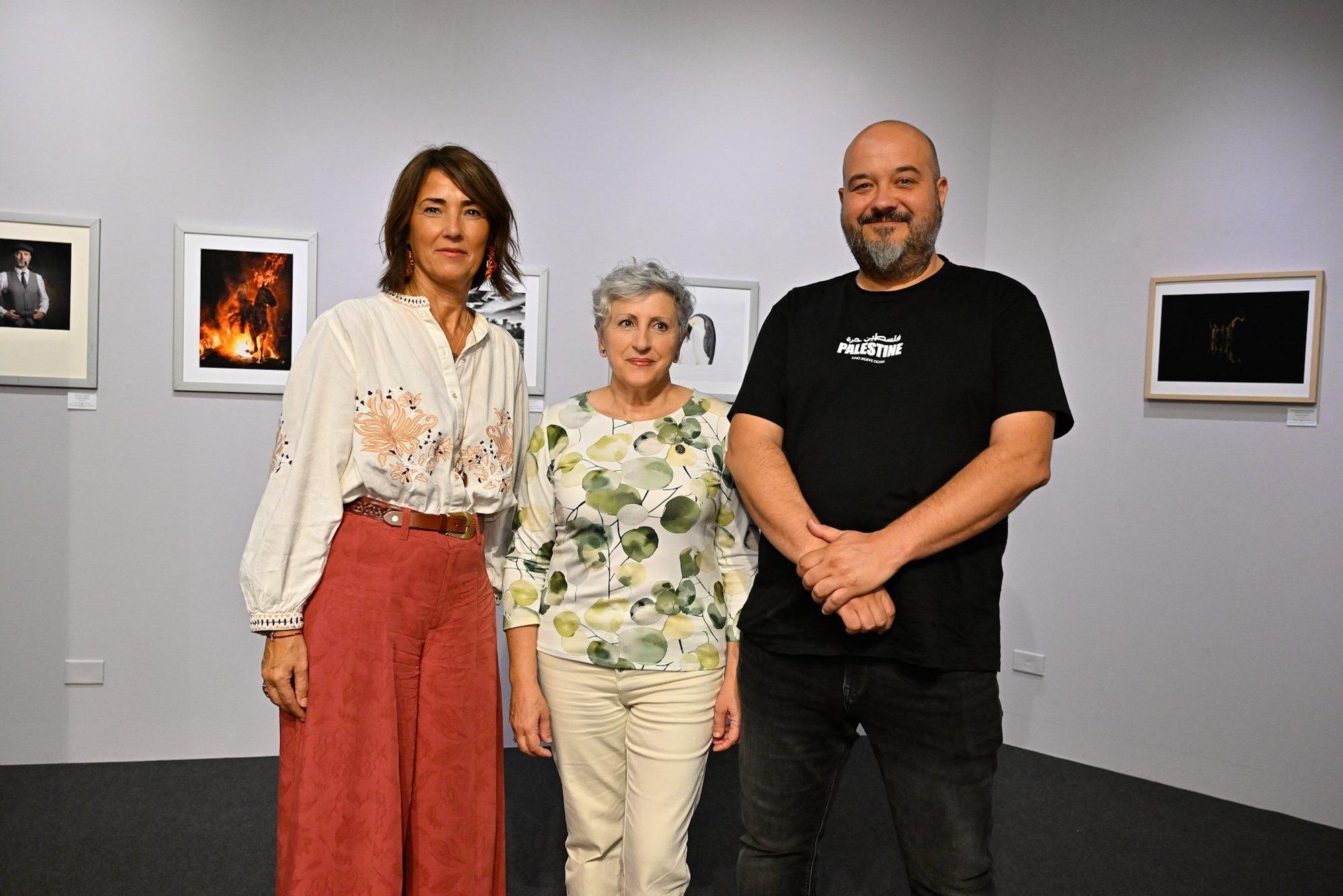 Los portavoces en Juntas Generales, Begoña Gil y Ritxar Vaquero, con la vicepresidenta de la federación de fotógrafos, Begoña Guillén.