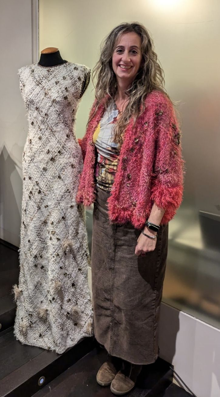 Invierte varias horas, dependiendo de la pieza.