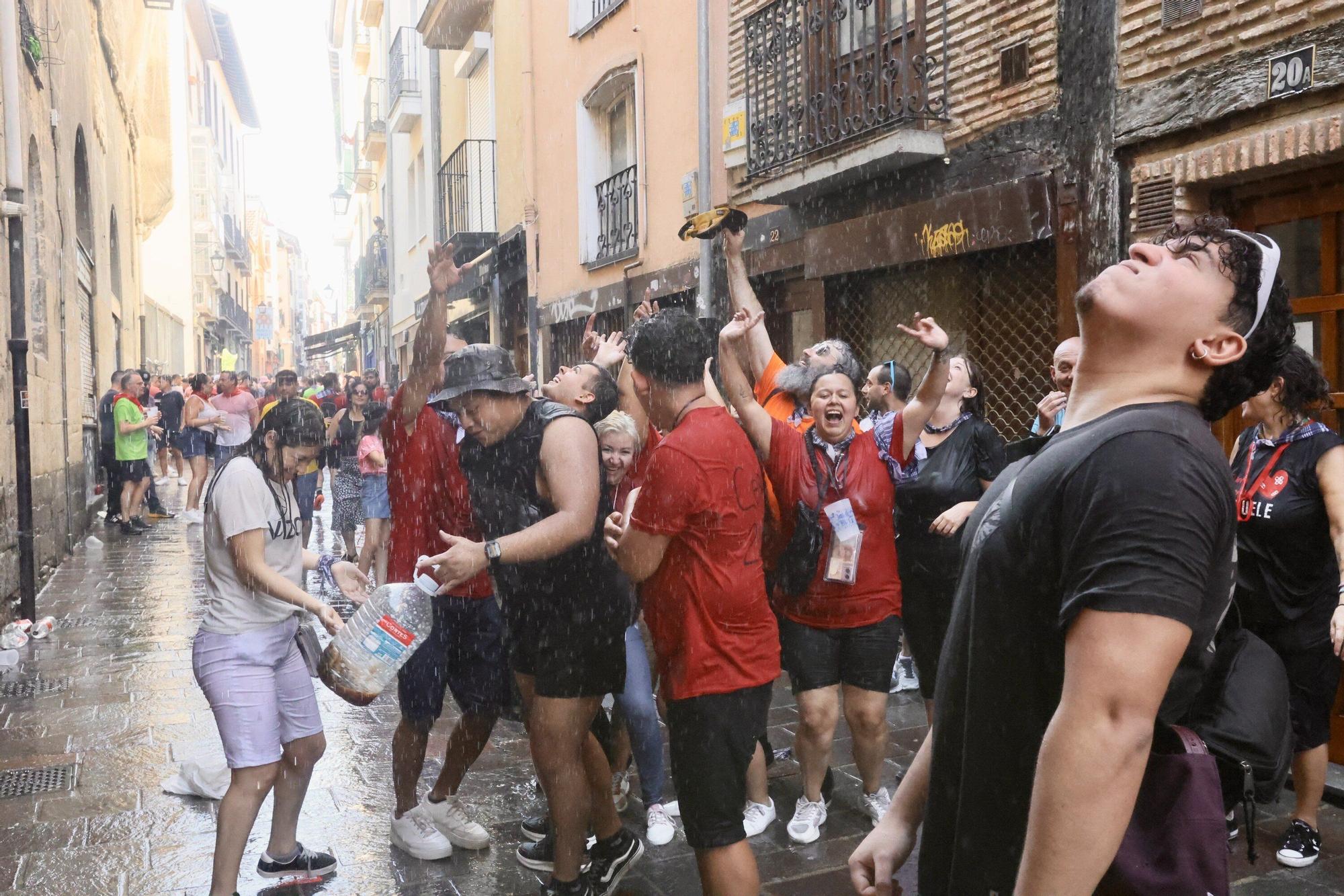 En imágenes: Vitoria sale a la calle a celebrar La Blanca tras el txupinazo