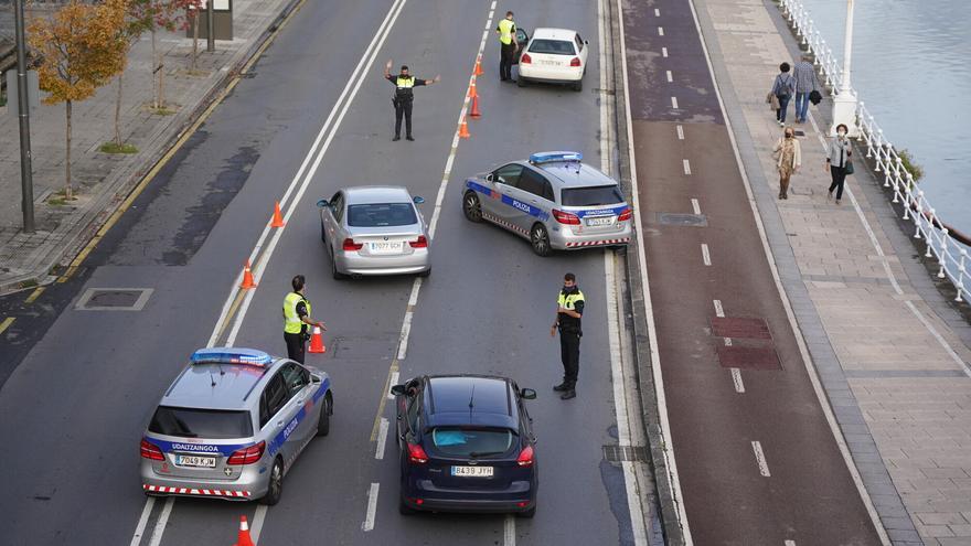 Se fuga con su hijo pese a una orden de alejamiento y provoca un accidente múltiple en Bilbao