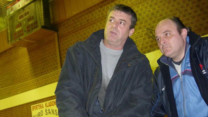 El ex jugador del San Antonio &quot;Bata&quot; conversando con Zupo antes de un partido del Portland San Antonio contra el Partizán