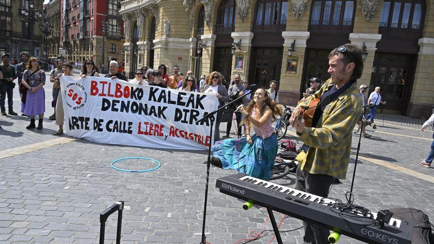 Los artistas callejeros, contra la nueva ordenanza de terrazas de Bilbao: "Esta puede ser nuestra extinción"