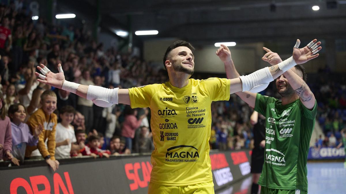 Asier Llamas, durante un partido con su equipo en Anaitasuna.