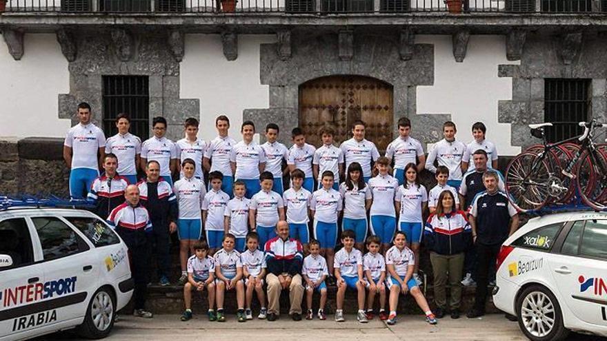 Ciclistas y entrenadores se hicieron una foto de familia en la plaza de Leitza.