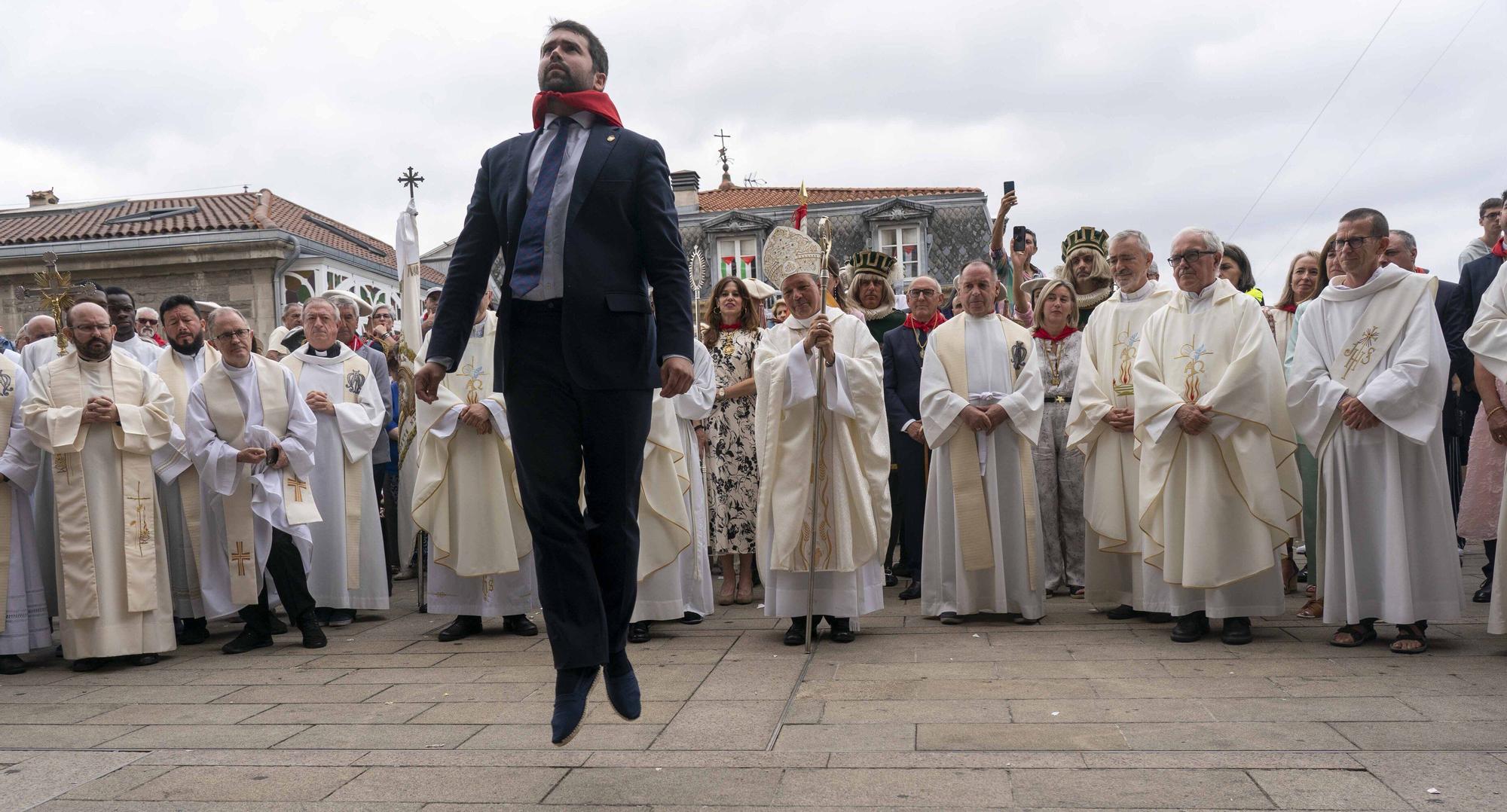 Ofrenda Floral y Aurresku de Honor a la Virgen Blanca