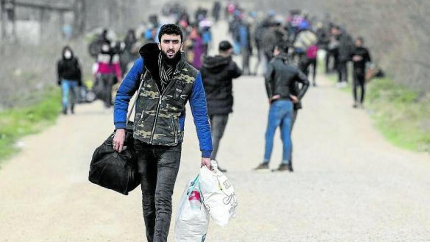 Un refugiado sirio camina hacia la frontera con Grecia. Foto: Efe