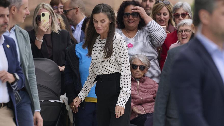 Frialdad en la reina y gritos de &quot;monarquía kanpora&quot;