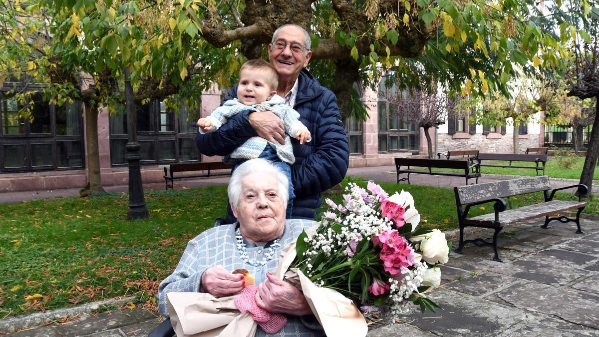 Magdalena Berbes Trigo, 100 años, Rafael Moreno Berbes, 72 años, e Ibai Moreno Recarte, 1 año, el mismo día.