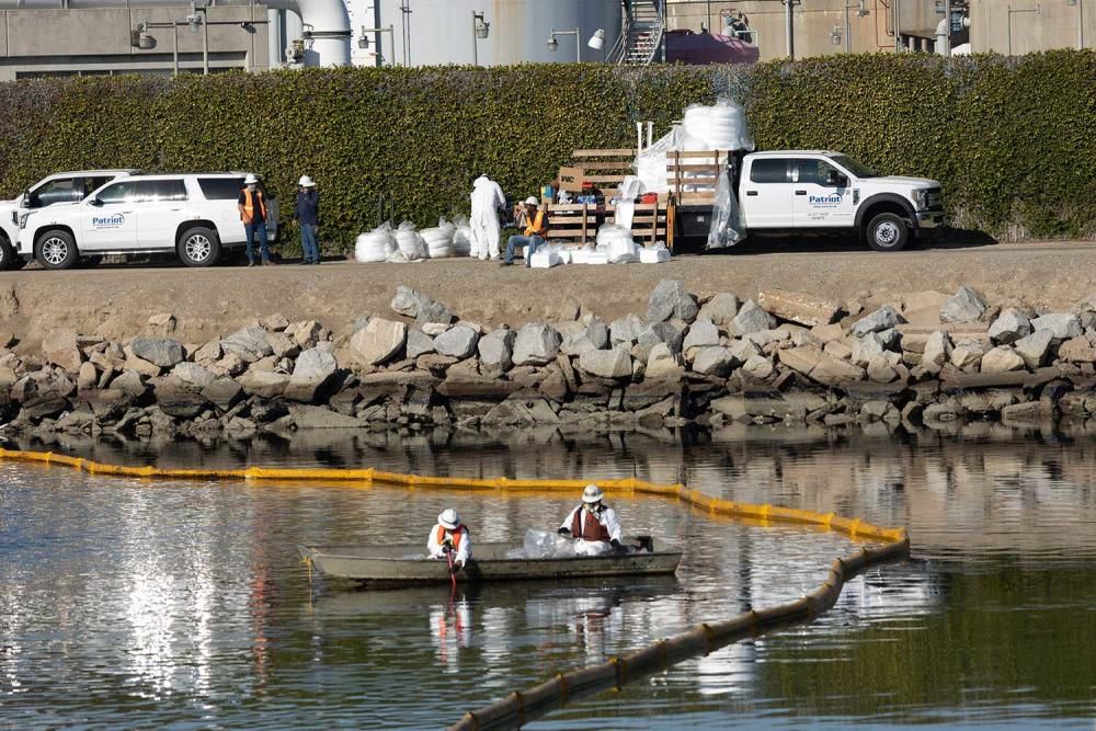 Vertido de crudo en las costas de California