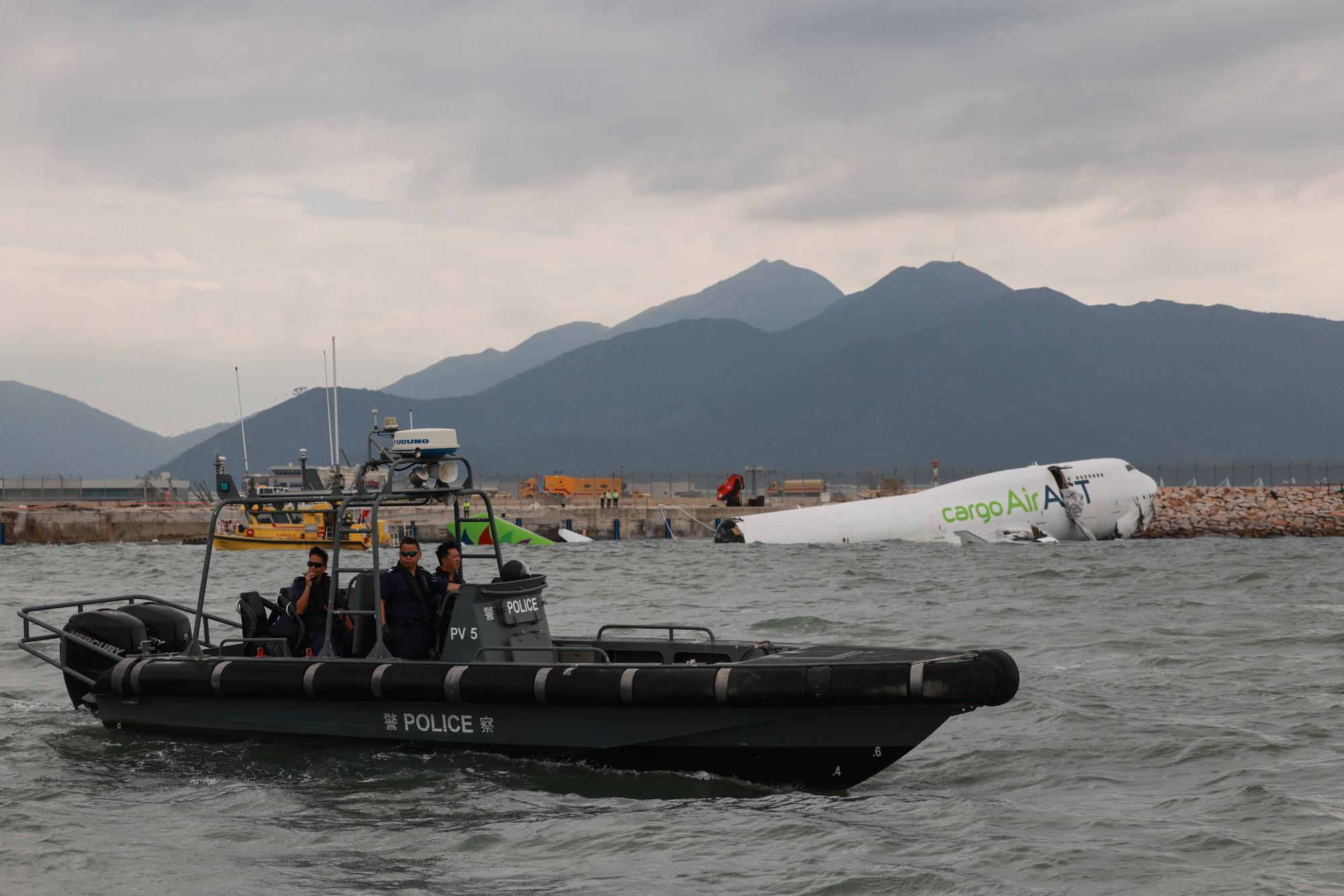 En imágenes: Un Boeing 747-481 de carga pierde el control y cae al mar al aterrizar en Hong Kong