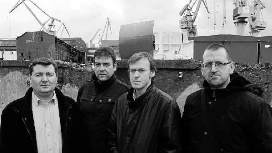 Macías, Llorden, Martínez y González, con grúas y módulos de un barco en La Naval al fondo.
