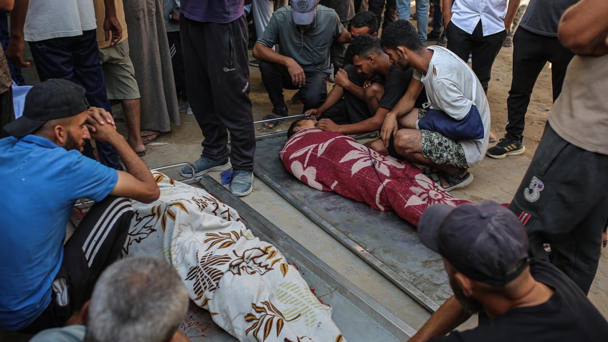 Traslado a un hospital de los cuerpos de palestinos que perdieron la vida tras los ataques israelíes.