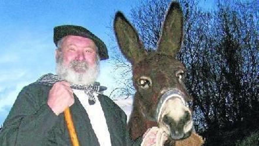 Víctor Arrizabalaga, caracterizado como Olentzero, junto a su inseparable y fiel burro.
