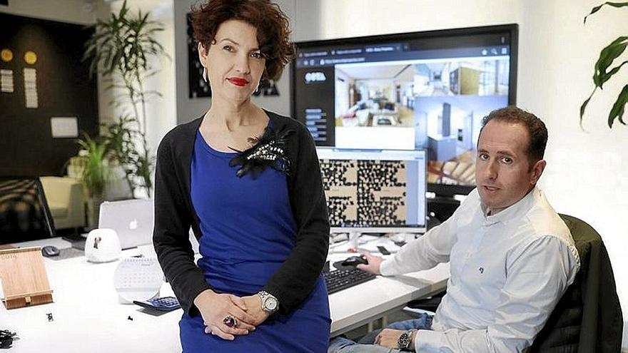 Marta Pérez y Eduardo Urdanoz en sus oficinas de Gorraiz. UNAI BEROIZ