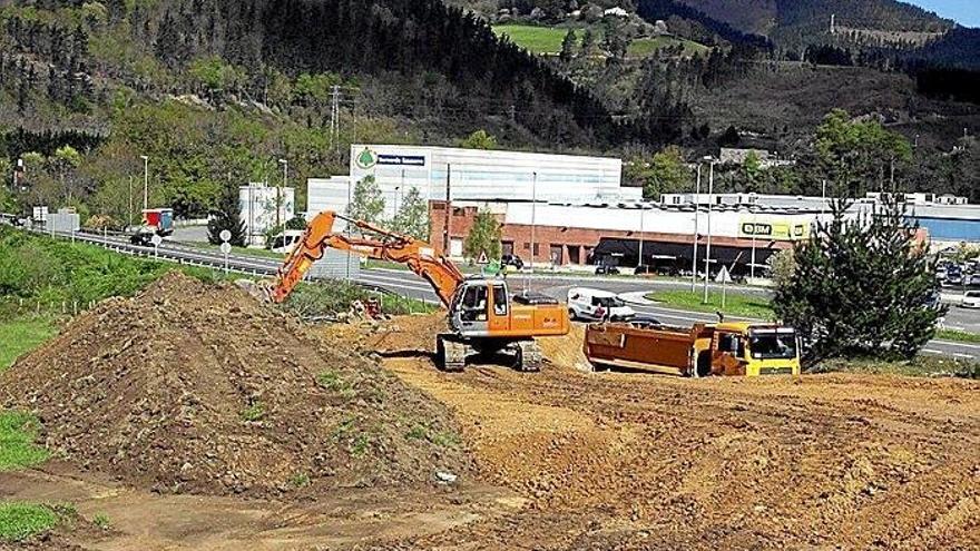 Los promotores del polígono de Lerun Txiki han iniciado el movimiento de tierras previo a la urbanización.