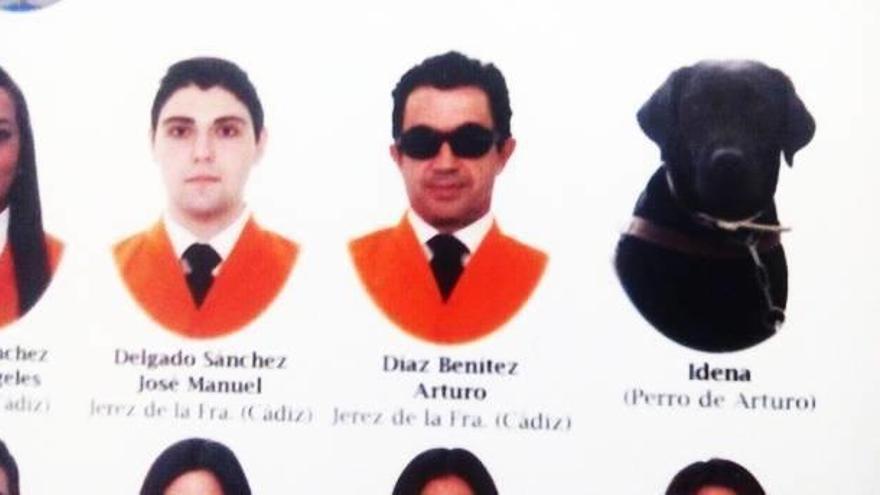 La Universidad de Cádiz incluye en una orla a la perra guía de un alumno ciego