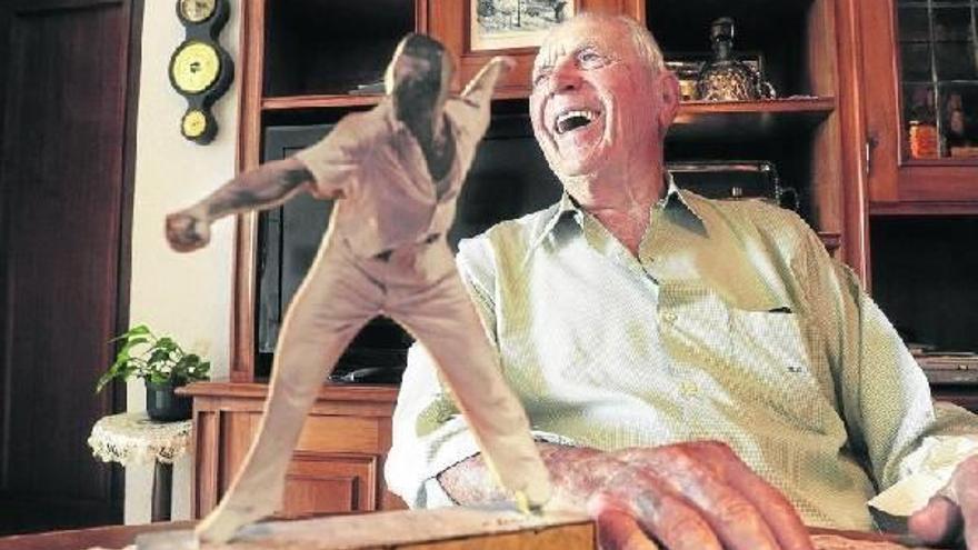 Miguel Gallastegi, leyenda viva de la pelota a mano, en el salón de su casa de San Sebastián, donde conviven sus recuerdos personales y como pelotari.