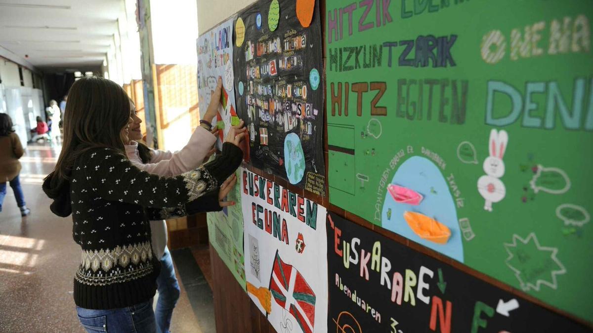 Alumnos celebran el Euskararen Eguna.