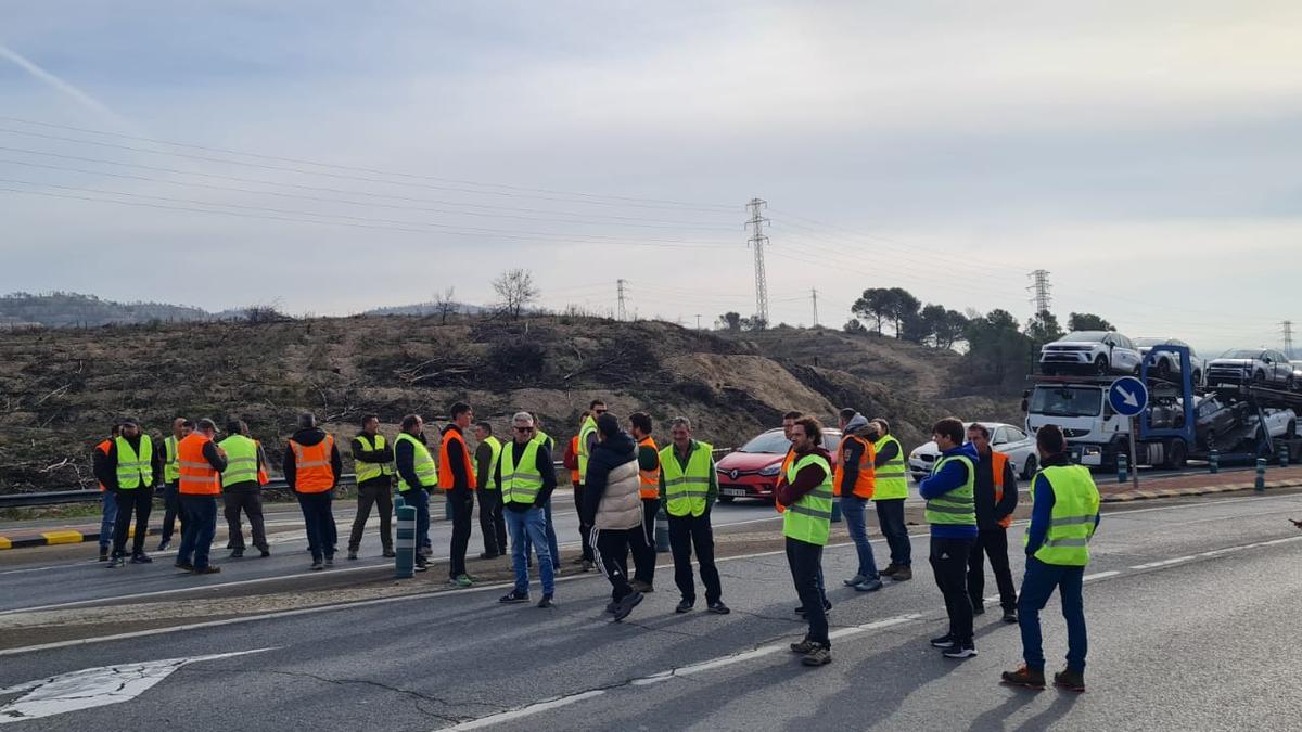 Imagen de los agricultores en el corte de la N-113