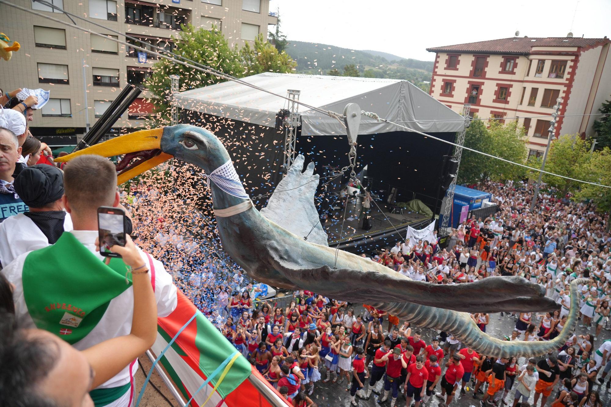 En imágenes: La bajada de Iguarrako enciende la fiesta en Amurrio