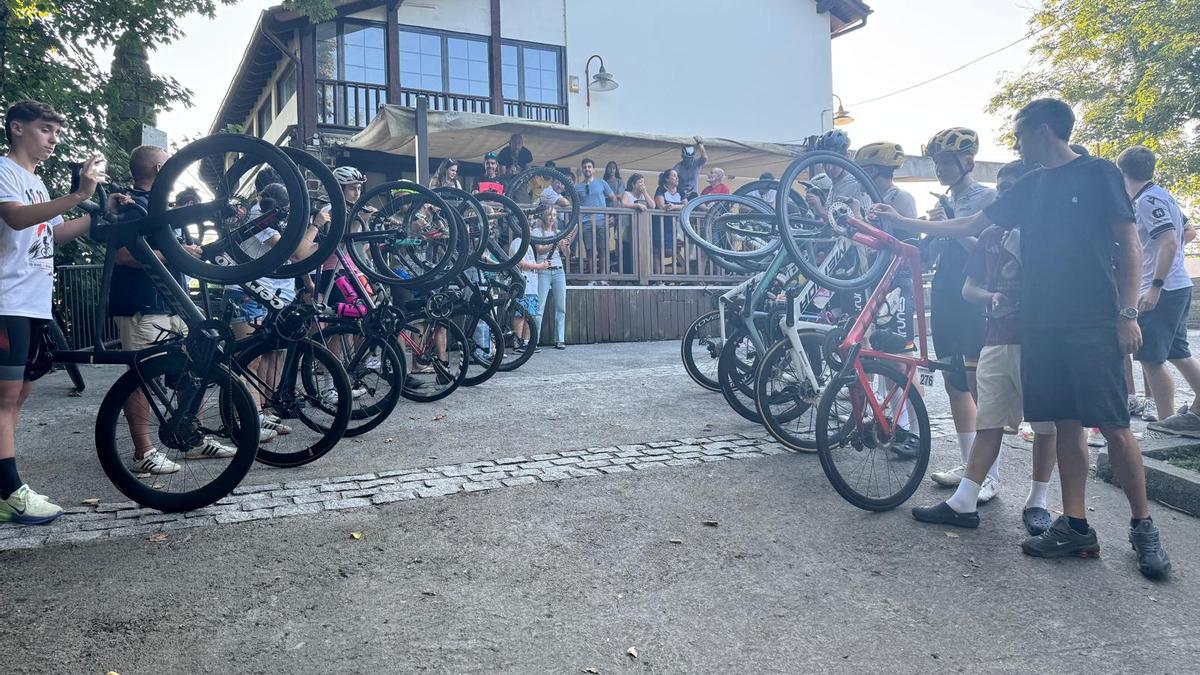 Amigos y compañeros le han hecho un pasillo de honor con bicis en la ermita de San Marcial al acabar el reto