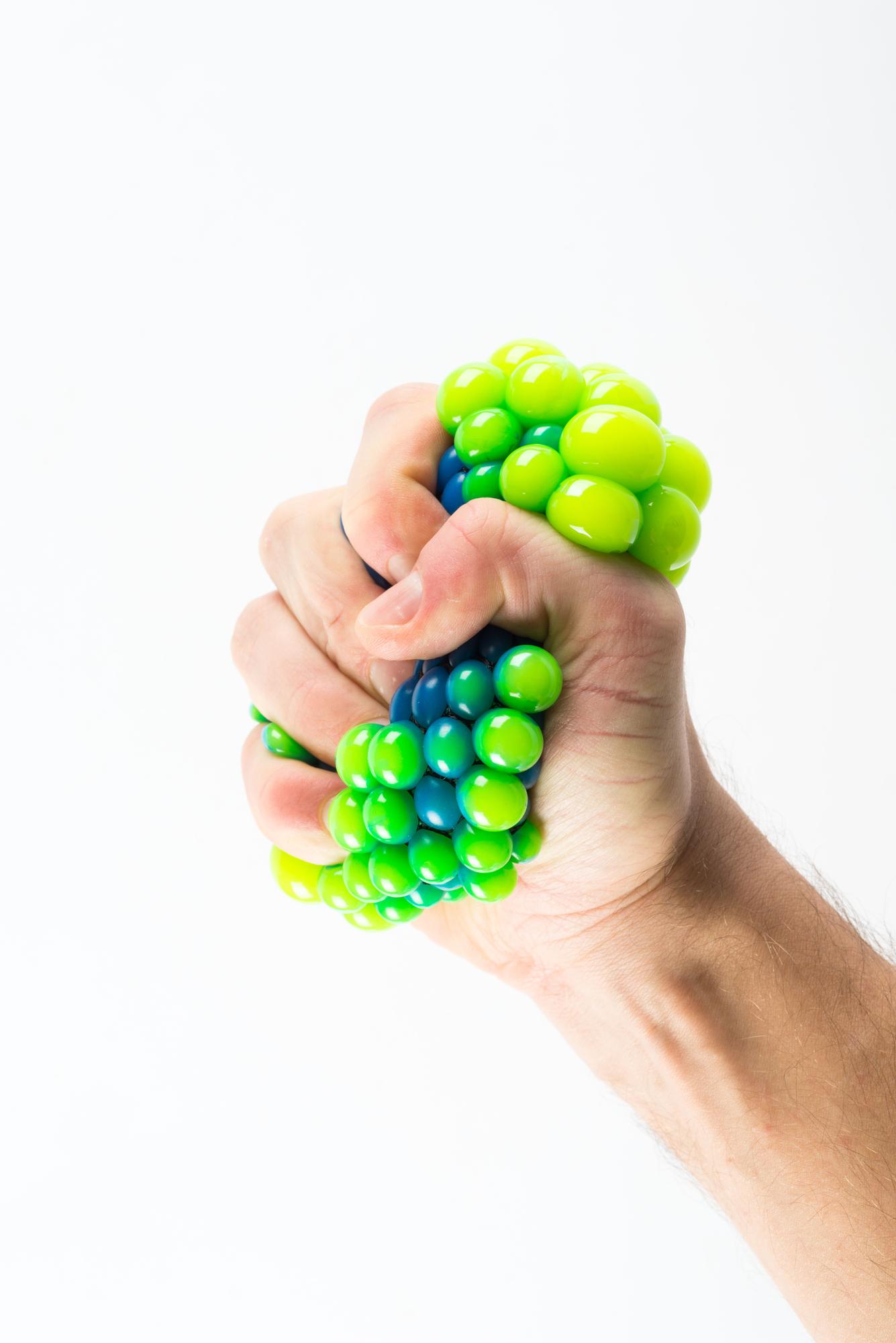 Mano apretando una bola de slime