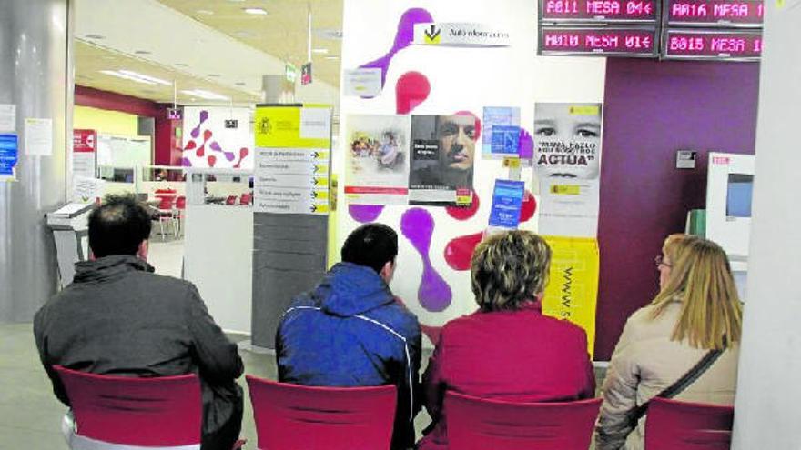 Varias personas esperan su turno en la oficina del Servicio Navarro de Empleo de Tudela.