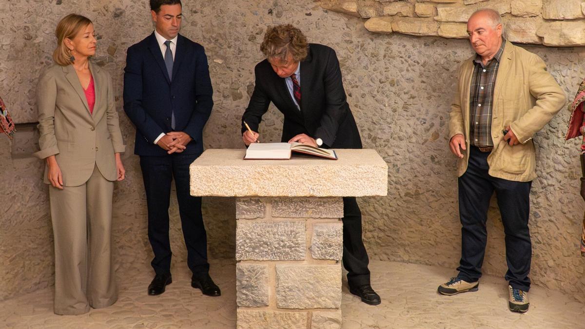 El presidente de las Juntas Generales, Xabier Ezeizabarrena, firma en el Libro de Honor de Cámara en Altzo